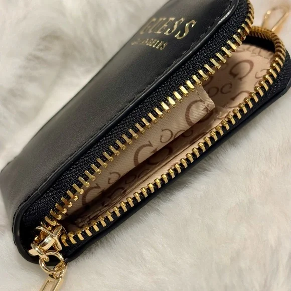 Guess - Picture 8 of 8